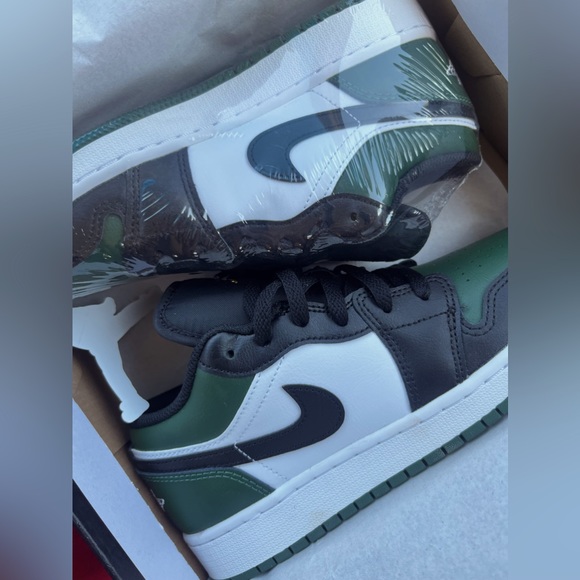 Green jordan 1's